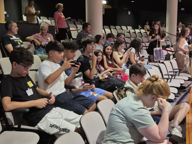 Studenti impegnati nella visita multimediale al Parlamento europeo